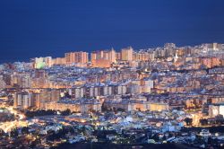 Veduta aerea by night di Fuengirola, Costa del Sol, Spagna. La città sorge su una stretta striscia costiera di 8 chilometri in cui si susseguono alcune delle più belle spiagge ...