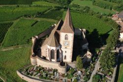 Veduta aerea della chiesa fortificata di Hunawihr - © tbobsinclair - Fotolia.com