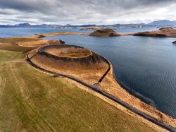 Veduta aerea con drone del lago Myvatn in Islanda, una delle zone migliori per una vacanza nella natura.