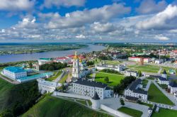 Veduta aerea sul cremlino di Tobolsk con la cattedrale e la torre di Santa Sofia-Assunzione, Russia - © Sergei Butorin / Shutterstock.com