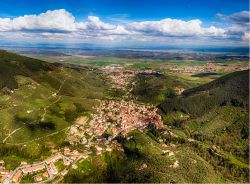 Veduta aerea dal Monte Pisano di Buti e la costa pisana in Toscana