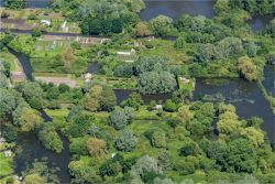 Veduta aerea dei canali di Amiens, Francia. Gli "hortillonnages", così sono chiamati i canali vicino al centro storico della città, si estendono su un'area di 300 ...