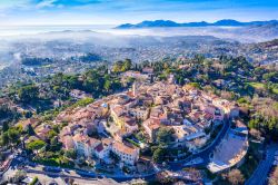 Veduta aerea del borgo di  Mougins, Foto di Mougins Tourisme