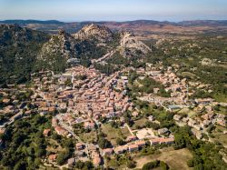 Veduta aerea del borgo di Aggius tra le montagne di granito del nord della Sardegna