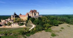 Veduta aerea del borgo di Monpazier, Francia. E' considerato il più tipico e ben conservato esempio di bastide (villaggio fondato in questa area della Francia fra il Duecento e il ...