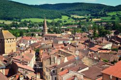 Veduta aerea del borgo medievale di Cluny, Francia. Oltre alla celebre abbazia, Cluny riserva altri interessanti monumenti da ammirare fra cui la Torre dei Formaggi e la Scuderia Nazionale.
 ...