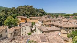 Veduta aerea del borgo storico di Cetona in Toscana
