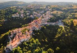 Veduta aerea del borgo toscano di Scansano in Maremma, provincia di Grosseto