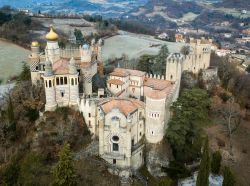 Veduta aerea del castello della Rocchetta Mattei, comune di Grizzana Morandi, provincia di Bologna