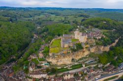 Veduta aerea del castello di Beynac nel borgo di Beynac-et-Cazenac, Dordogna, Francia. Protetto da una doppia cinta di mura, il castello domina la Dordogna che scorre 150 metri più in ...
