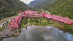 Veduta aerea del castello di Three Valley Lake a Revelstoke, Canada. Siamo nella parte sud occidentale della provincia canadese della Britsh Columbia  - © poemnist / Shutterstock.com ...