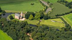 Veduta aerea del castello medievale di Rechteren a Dalfsen, Overijssel (Olanda). In parte smantellato nel 1591, un secolo più tardi venne ricostruito nelle attuali forme architettoniche.

 ...