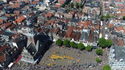Veduta aerea del centro di Alkmaar, si può notare il colore giallo delle bancarelle di formaggio Gouda