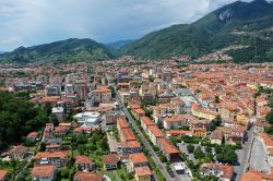 Veduta aerea del centro di Massa e le Alpi Apuane della Versilia in Toscana