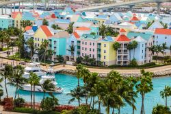 Veduta aerea del centro di Nassau, Bahamas. Circondate da acque cristalline, le case colorate della capitale dell'arcipelago delle Bahamas sono uno degli elementi distintivi di questo territorio.
  ...