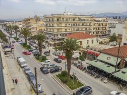 Veduta aerea del centro di Sparta, Peloponneso, Grecia: una delle principali vie della città moderna rifondata nel 1834 - © Pit Stock / Shutterstock.com