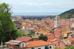 Veduta aerea del centro storico di Carrara con vista sula mare della Versilia, Toscana