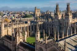 Veduta aerea del college All Souls a Oxford, Inghilterra. Fondato nel 1438, si affaccia su High Street. La prova di ammissione per poter accedere a questo college è considerata una delle ...