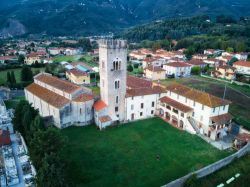 Veduta aerea del complesso della Badia di San Pietro e Paolo e l'ostello dei pellegrini della VIa Francigena a Camaiore in Toscana