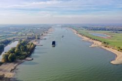 Veduta aerea del fiume Maas (Olanda) in autunno a Nijmegen. La bassa marea è dovuta alla siccità e al passaggio delle navi - © Pmmrd / Shutterstock.com