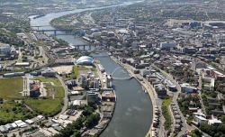 Veduta aerea del fiume Tyne a Newcastle upon Tyne, Inghilterra. Questo fiume nasce dalla confluenza del North e South Tyne che si uniscono a Warden Rock in una località nota come "L'incontro ...