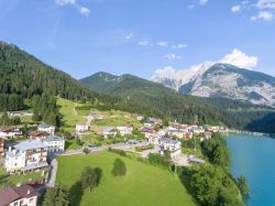 Veduta aerea del lago di Auronzo nelle Alpi dolomitiche, Veneto. Questo lago ha preso anche il nome di Santa Caterina per via della presenza di una cappella dedicata alla santa e risalente al ...