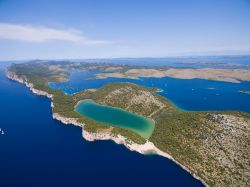 Veduta aerea del lago Slano nel parco naturale di Telascica, Croazia. Un suggestivo panorama di quest'area protetta situata nella baia di Telascica sull'Adriatico. Siamo nei pressi delle ...
