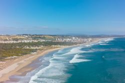 Veduta aerea del litorale di Costa da Caparica, Portogallo. Qui le spiagge offrono eccellenti condizioni per praticare sport acquatici a cominciare dal surf.



