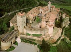 Veduta aerea del Mastio e del Borgo di Vigoleno in provincia di Piacenza