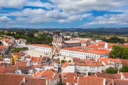 Veduta aerea del monastero di Alcobaca, Portogallo. Questo luogo di culto è stato il primo edificio gotico del paese.



