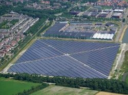 Veduta aerea del parco fotovoltaico De Mortiere a Middelburg, Olanda. Questa stazione fornisce energia verde alla città - © Aerovista Luchtfotografie / Shutterstock.com