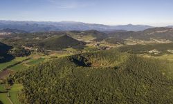 Veduta aerea del Parco Naturale di Garrotxa con il vulcano di Santa Margarida in primo piano, Olot, Spagna.



