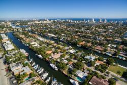 Veduta aerea del quartiere di Las Olas Isles a Fort Lauderdale, Florida (USA): si tratta di una serie di isole incastonate fra la Colee Hammock e la spiaggia di Fort Lauderdale.


