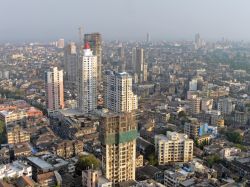 Veduta aerea del sud di Mumbai, India, con torri moderne e altissime. Seconda città più popolosa del paese, Mumbai, fino al 1995 nota come Bombay, è la prima città ...