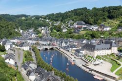 Veduta aerea del villaggio di Bouillon (Belgio) con pedalò sul fiume Semois - © T.W. van Urk / Shutterstock.com