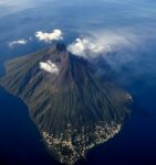 Veduta aerea del vulcano di Stromboli, Isole Eolie dopo una delle sue tipiche esplosioni del cratere sommitale