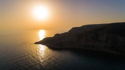 Veduta aerea della baia di Pissouri, Cipro, al tramonto: questo borgo fra i più rinomati dell'isola si trova tra Limassol e Paphos.

