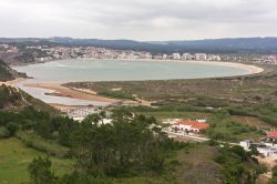 Veduta aerea della baia di Sao Martinho do Porto, nei pressi di Alcobaca, Portogallo. In questa baia riparata, il mare tranquillo offre le condizioni migliori per praticare gli sport nautici.



 ...
