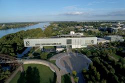 Veduta aerea della biblioteca presidenziale William J. Clinton a Little Rock, Arkansas (USA)  - © STEPHEN B. THORNTON / Shutterstock.com