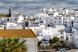 Veduta aerea della città bianca (pueblo blanco) di Vejer de la Frontera in Andalusia, Spagna. Siamo a due passi dall'oceano e dalla spiaggia.
