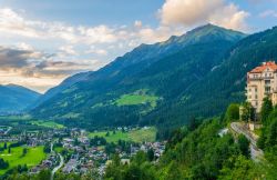 Veduta aerea della città di Bad Gastein, Austria. Abitata da circa 6 mila persone, Bad Gastein è inserita in un paesaggio naturale degno di un dipinto o di una cartolina.
