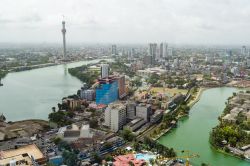 Veduta aerea della città di Colombo con la torre Lotus in fase di costruzione, Sri Lanka. Alta 350 metri, la torre gestisce 50 frequenze televisive e radiofoniche.



