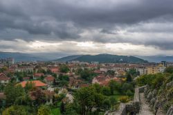 Veduta aerea della città di Niksic, Montenegro. Questa località si trova nell'omonima piana, ai piedi del monte Trebjesa.



