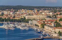 Veduta aerea della città di Pola, Croazia. Situata nell'estremo sud della penisola istriana, Pola offre bellissimi paesaggi naturali e numerose opportunità di svago.



 ...