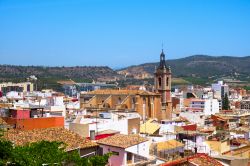 Veduta aerea della città di Sagunto, Spagna, con la chiesa di Santa Maria costruita nel 1730 al centro.



