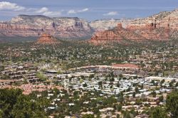 Veduta aerea della città di Sedona, Arizona, con le famose rocce rosse sullo sfondo. Fra gli anni Cinquanta e Settanta, è stata location di molti film western - © Scott Prokop ...