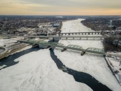 Veduta aerea della città di Trenton, New Jersey, in inverno con la neve. Questa città divenne capitale dello stato nel 1790 anche se il congresso locale si riuniva qui già ...
