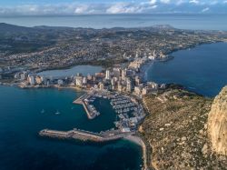 Veduta aerea della costa di Calpe, Spagna, dal Penon de Ifach. Siamo nella Comunità Autonoma di Valencia, sulla Costa Blanca.




