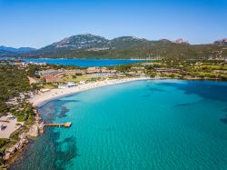 Veduta aerea della costa di Porto Rotondo e della spiaggia di Ira in Sardegna, Costa Smeralda