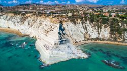 Veduta aerea della costa di Realmonte: l'iconica Scala dei Turchi, una delle spiagge più belle della Sicilia
